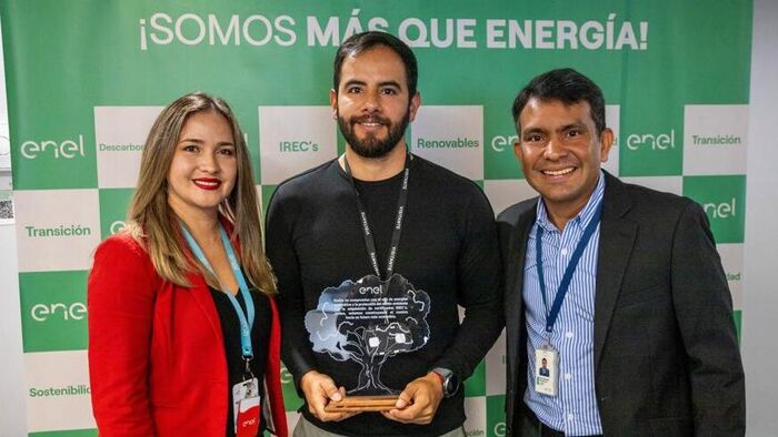 Foto de los ganadores del premio de sostenibilidad para La Sabana por su buen uso de energía limpia.